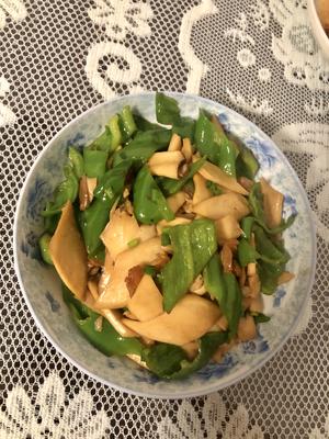 青椒鸡腿菇炒肉片的做法 步骤4