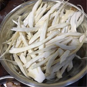 鸡腿菇炒叉烧 （家常菜)的做法 步骤1