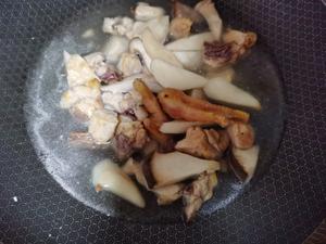 青花椒鸡肉炒鸡腿菇的做法 步骤4