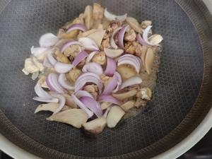 青花椒鸡肉炒鸡腿菇的做法 步骤5