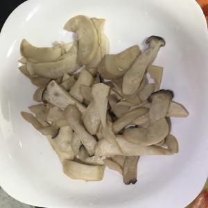 土豆胡萝卜鸡腿菇的做法 步骤2