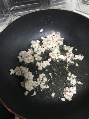 肉沫油豆角鸡腿菇炒黑木耳的做法 步骤3