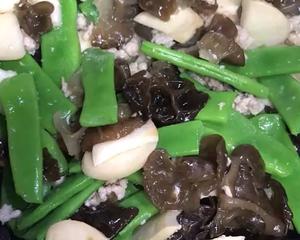 肉沫油豆角鸡腿菇炒黑木耳的做法 步骤6