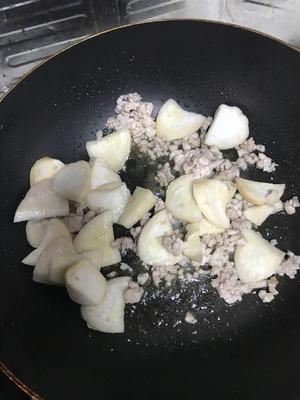 肉沫油豆角鸡腿菇炒黑木耳的做法 步骤4