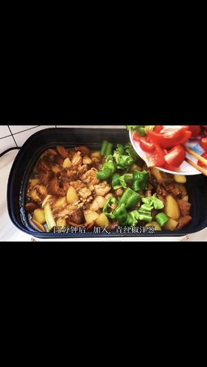 黄焖鸡好吃有妙招“焖”和“酱”是关键,鸡腿肉配土豆香菇青椒等焖制而成,味道美妙,肉质鲜美嫩滑,入口爽滑弹牙,汤汁泡米饭简直是一绝!的做法 步骤13