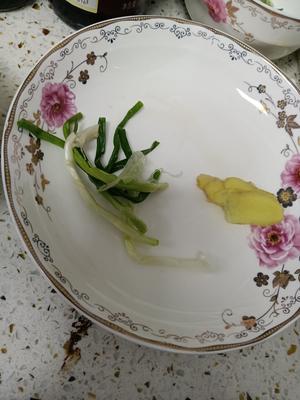 金针菇盘鸡腿的做法 步骤2
