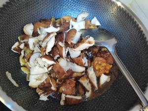 鸡腿炖土豆蘑菇的做法 步骤6
