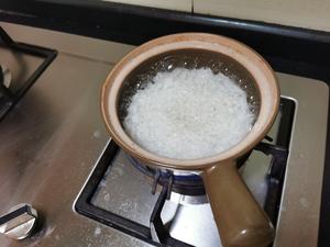 零失败煲仔饭，一鸡多吃：咸鸡腿拼香菇滑鸡煲仔饭，再加香菇炖鸡汤（加上河粉又一餐）的做法 步骤5