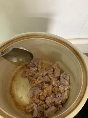 鸡腿香菇烧土豆的做法 步骤3