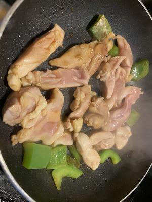 鸡腿肉炒冬菇的做法 步骤2