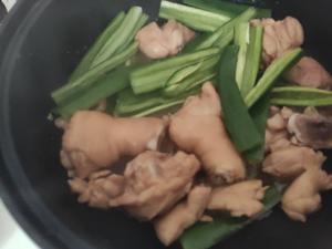 家常鸡腿肉炒草菇的做法 步骤6