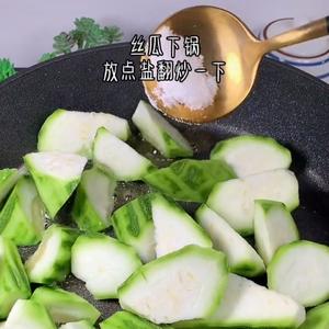 丝瓜草菇鸡蛋汤的做法 步骤4