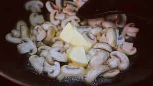 双孢菇炒芦笋的做法 步骤6