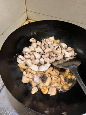 口蘑鸡胸肉的做法 步骤4