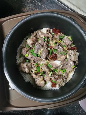 排骨腊味饭、草菇炒肉片的做法 步骤2