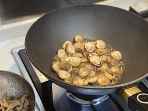 是食材也是调味 家常双鲜这样搭｜草菇炒牛肉的做法 步骤6