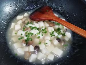 鸡汁草菇烩豆腐——太太乐鲜鸡汁的做法 步骤6