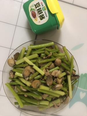 蒜苔草菇炒肉丝的做法 步骤1