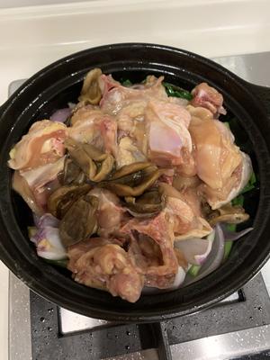 能吃上半锅饭的家常干草菇油豆腐焖鸡的做法 步骤3