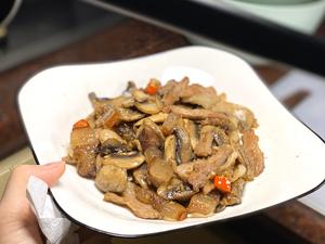 山海情 双孢菇炒腊肉的做法 步骤7