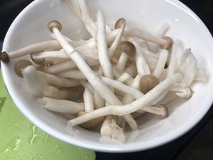 蒜香油麦菜炒菇的做法 步骤2