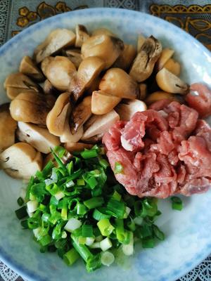 电饭锅系列之瘦肉炒菇的做法 步骤1