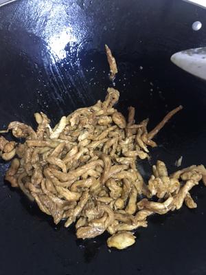 独家下饭菜-鸡胸肉炒菇的做法 步骤6