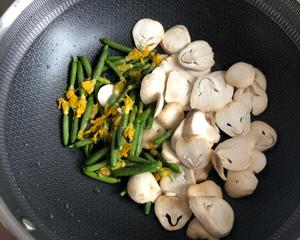 黄瓜花草菇炒牛柳的做法 步骤3