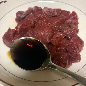 味觉天花板?蒜香口蘑牛肉粒！牛肉的神仙做法！的做法 步骤2