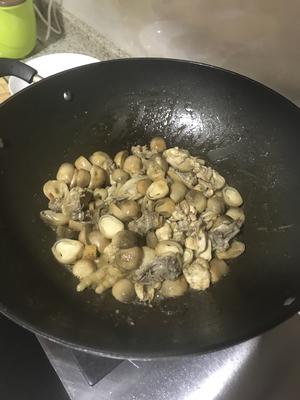 草菇焖鸡的做法 步骤13