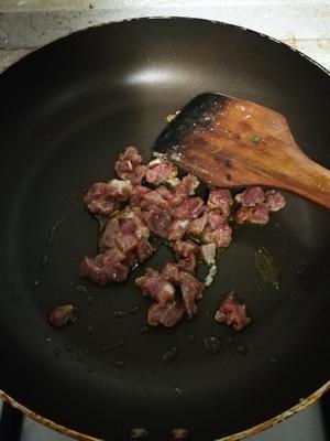 草菇毛豆肉丁的做法 步骤6