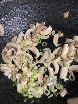 好吃的口蘑小白菜苗的做法 步骤3
