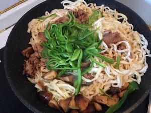 牛肉草菇炒面的做法 步骤7