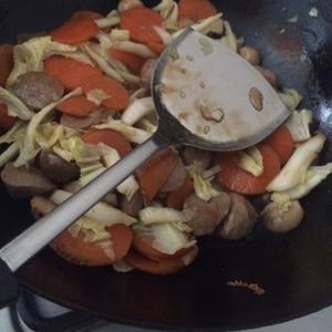 蚝油草菇胡萝卜牛肉丸炒白菜的做法 步骤6