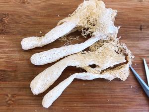 竹荪干的泡发的做法 步骤1