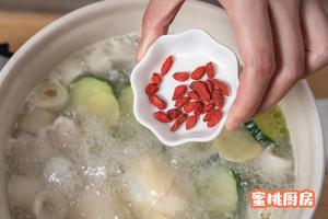 夏天超清爽的“竹荪鸡腿黄瓜汤”的做法 步骤5