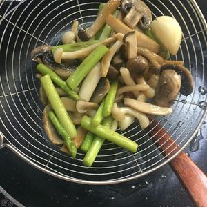 香草杂菌牛肉的做法 步骤7