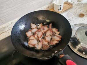 年味—野生牛肝菌炒腊肉的做法 步骤5