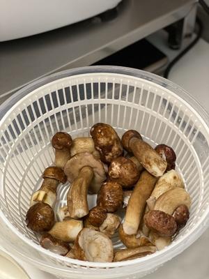 素炒牛肝菌的做法 步骤2