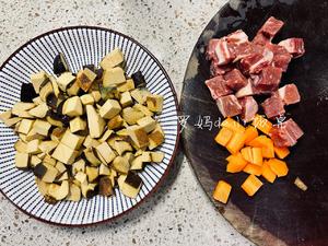 干饭人一见就爱的牛肝菌牛肉焖饭的做法 步骤3