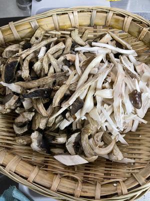 蘑菇酱灵魂拌面｜鸡枞菌黑牛肝菌野生菌炸油的做法 步骤1