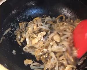 牛肝菌鸡片炒河粉的做法 步骤10