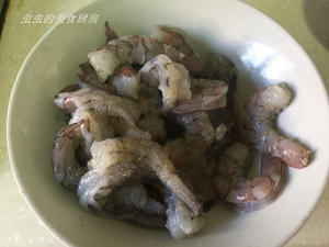 一口接一口的菠萝海鲜炒饭的做法 步骤4