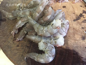 一口接一口的菠萝海鲜炒饭的做法 步骤3