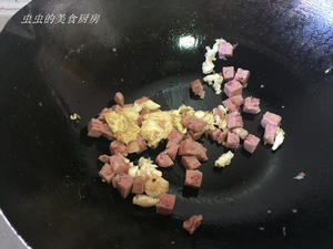 一口接一口的菠萝海鲜炒饭的做法 步骤11