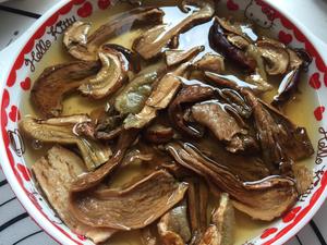 美味牛肝菌藜麦饭的做法 步骤3