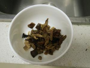 野生牛肝菌一只番茄饭的做法 步骤4