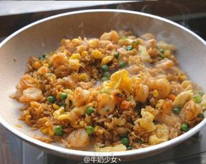 快手虾仁酱油炒饭的做法 步骤6