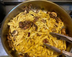 菌菇鼠尾草意面Spaghetti with Wild Mushrooms and Sage的做法 步骤7