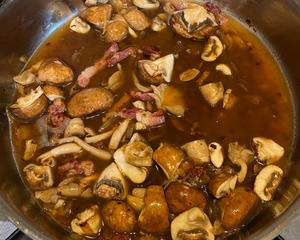 菌菇鼠尾草意面Spaghetti with Wild Mushrooms and Sage的做法 步骤4